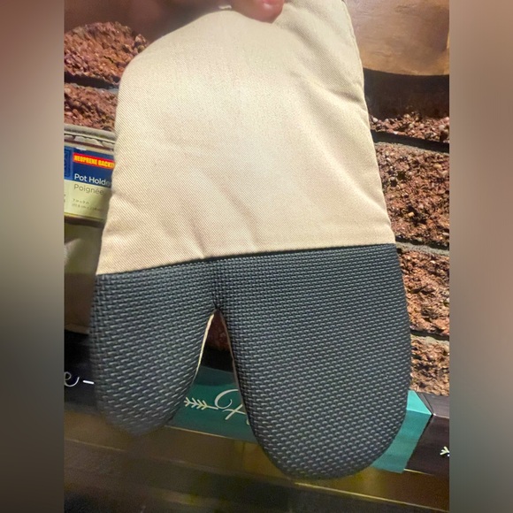 2~Pcs Neoprene Oven & Pot Mitt W Pocket Sets Provides Non-Slip & Easy Grip Tan - Picture 4 of 5